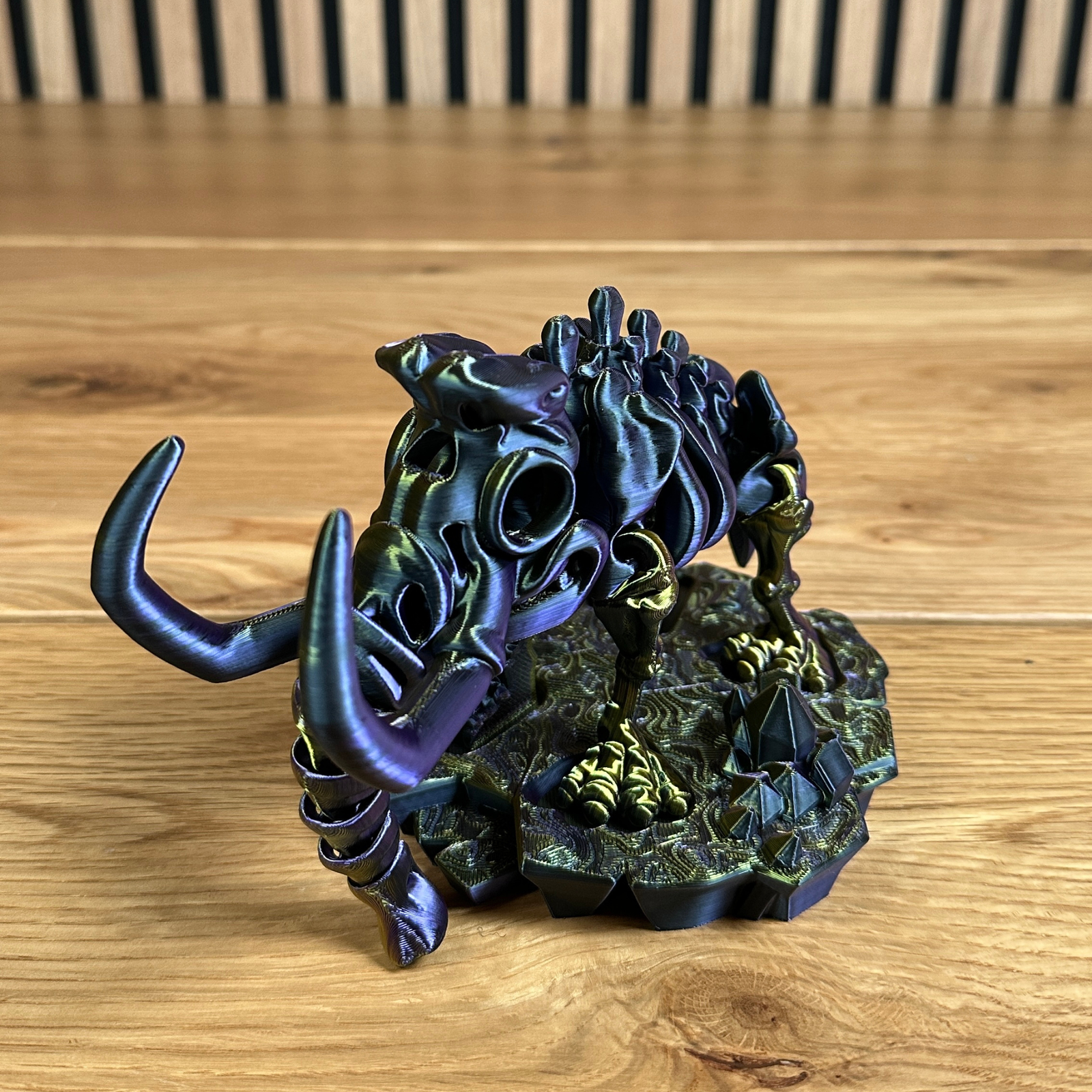 3D Bewegliches Mammut-Skelett auf Podest – Farbwechselndes Design in Lila, Gold und Schwarz (mit oder ohne Rüssel) - Alinova
