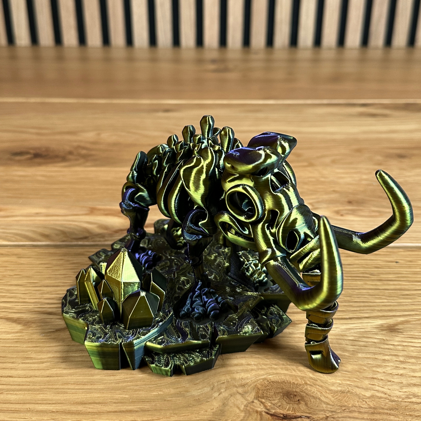 3D Bewegliches Mammut-Skelett auf Podest – Farbwechselndes Design in Lila, Gold und Schwarz (mit oder ohne Rüssel) - Alinova