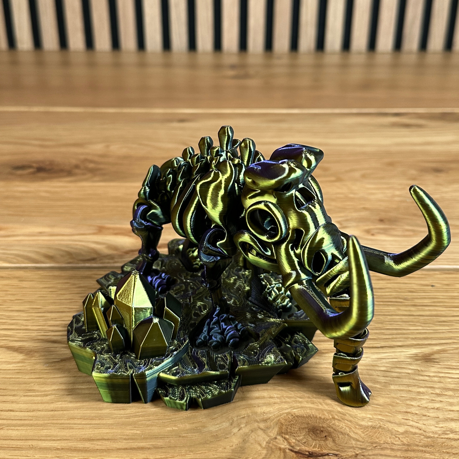 3D Bewegliches Mammut-Skelett auf Podest – Farbwechselndes Design in Lila, Gold und Schwarz (mit oder ohne Rüssel) - Alinova