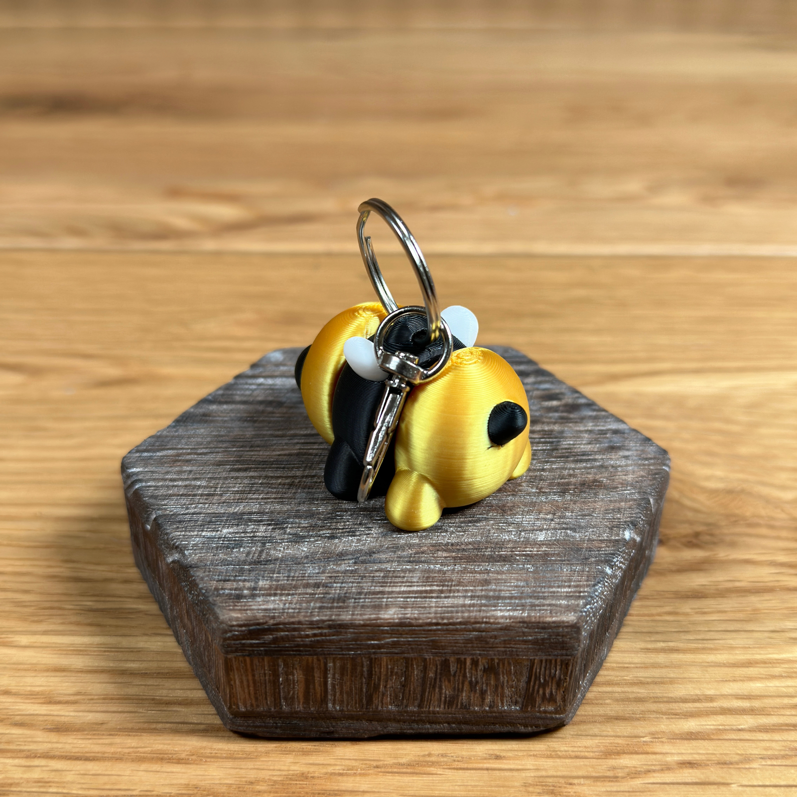 3D Bienen Schlüsselanhänger – Charmantes Design in Gold, Schwarz und Weiß - Alinova