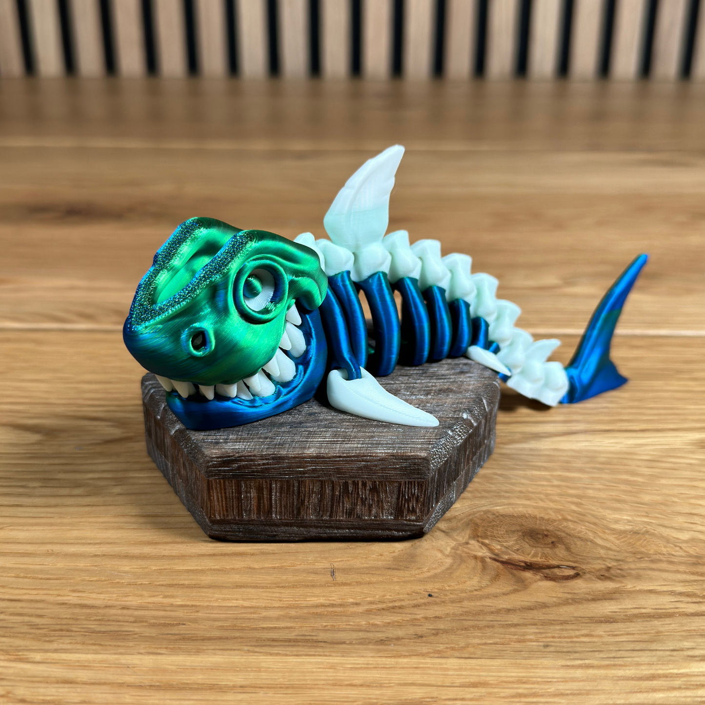 3D Skelett-Hai Figur – Bewegliches Design in Grün-Blau mit weißen Zähnen und Flossen - Alinova