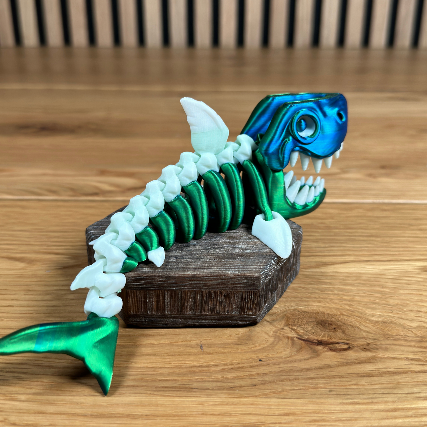 3D Skelett-Hai Figur – Bewegliches Design in Grün-Blau mit weißen Zähnen und Flossen - Alinova