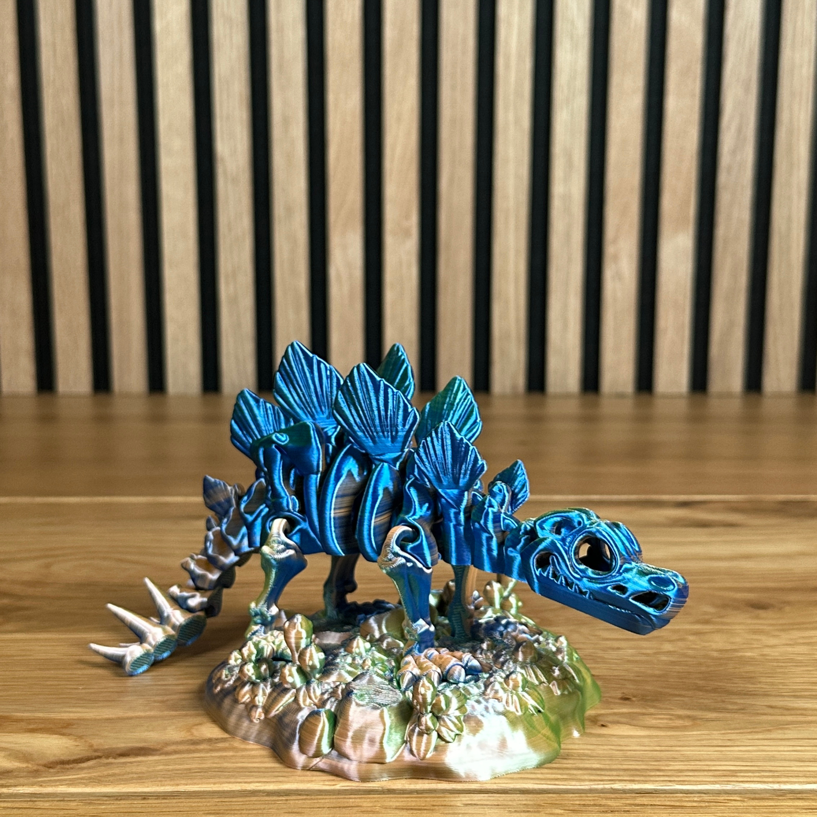 3D Skelett Stegosaurus mit Standfuß – Farbwechselndes Design in Mystic Blue/Orange/Green - Alinova