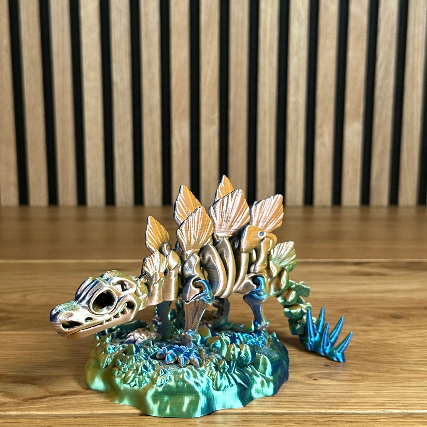 3D Skelett Stegosaurus mit Standfuß – Farbwechselndes Design in Mystic Blue/Orange/Green - Alinova