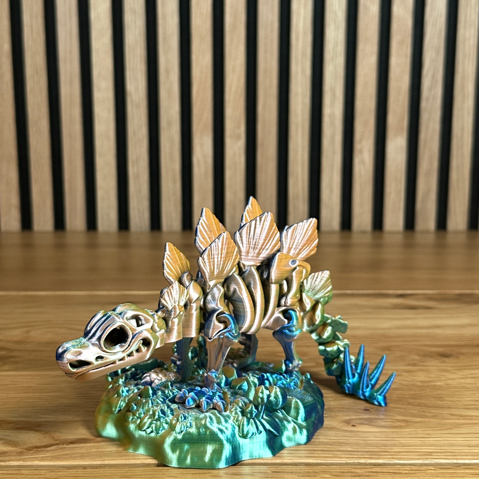 3D Skelett Stegosaurus mit Standfuß – Farbwechselndes Design in Mystic Blue/Orange/Green - Alinova