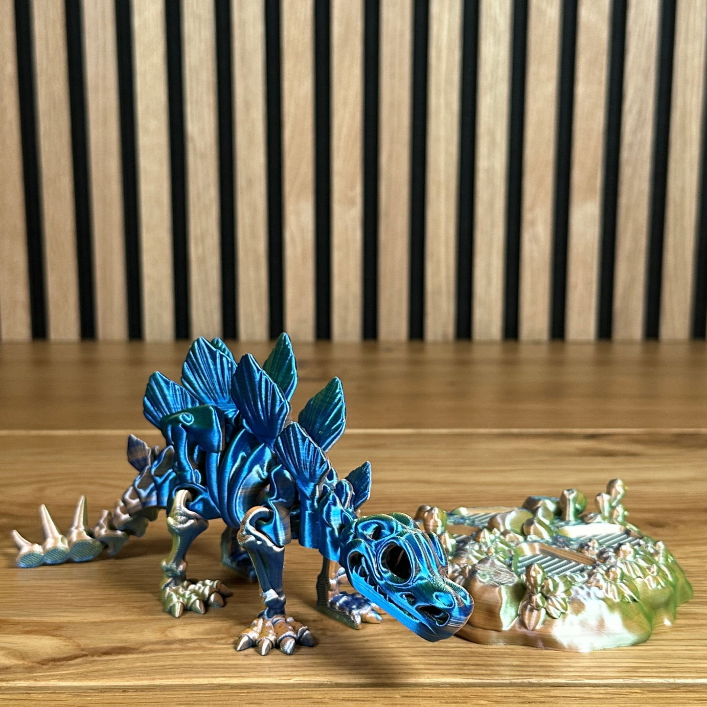3D Skelett Stegosaurus mit Standfuß – Farbwechselndes Design in Mystic Blue/Orange/Green - Alinova