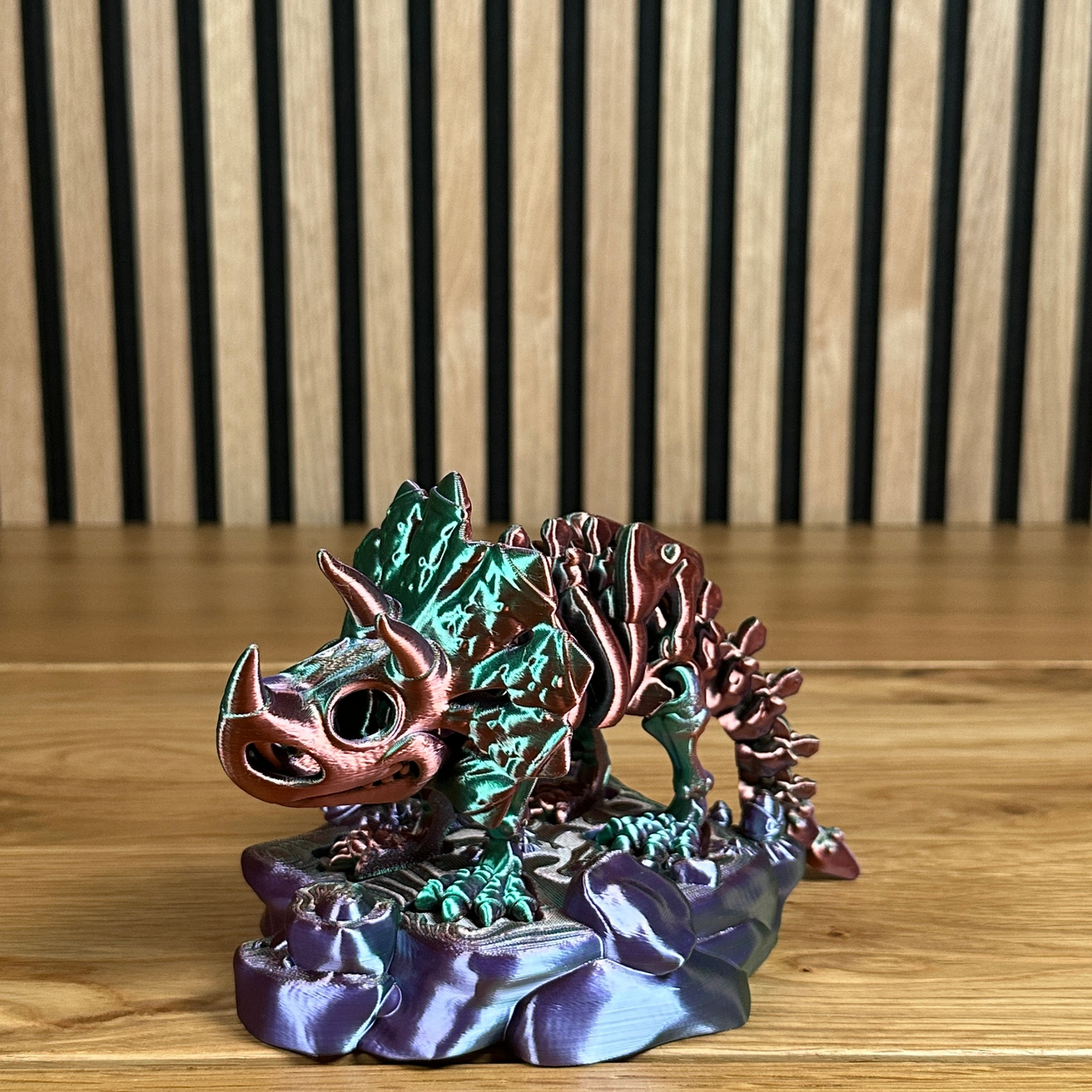 3D Skelett Triceratops mit Standfuß – Farbwechselndes Design in Mystic Copper/Purple/Green - Alinova