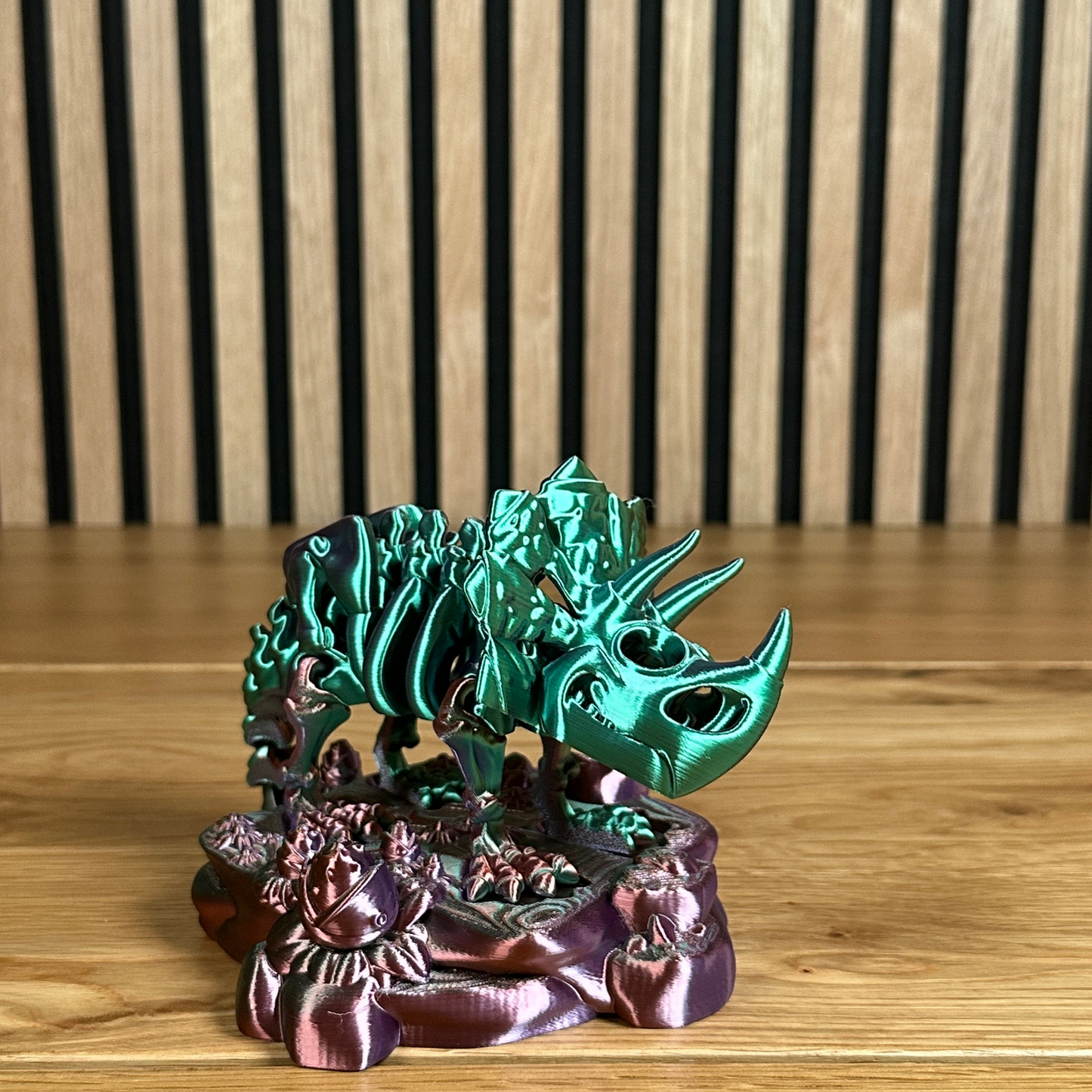 3D Skelett Triceratops mit Standfuß – Farbwechselndes Design in Mystic Copper/Purple/Green - Alinova