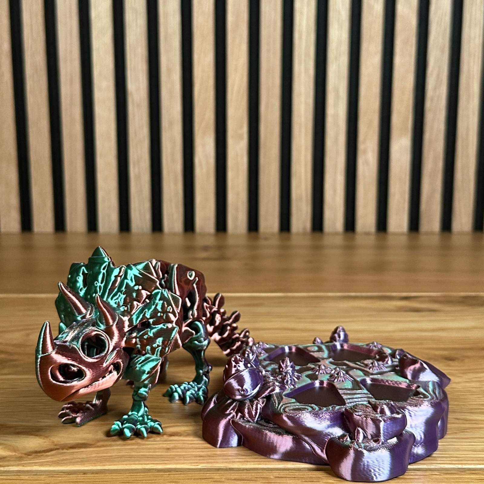 3D Skelett Triceratops mit Standfuß – Farbwechselndes Design in Mystic Copper/Purple/Green - Alinova