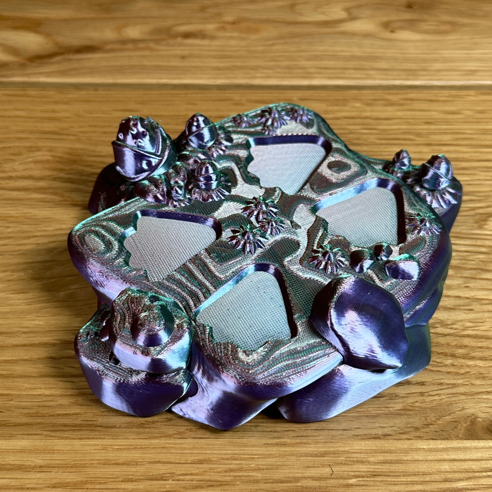 3D Skelett Triceratops mit Standfuß – Farbwechselndes Design in Mystic Copper/Purple/Green - Alinova