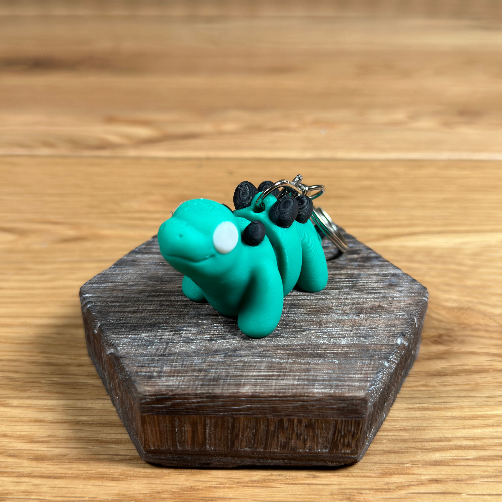 3D Stegosaurus Schlüsselanhänger – Dinosaurier Design in Grün und Schwarz - Alinova