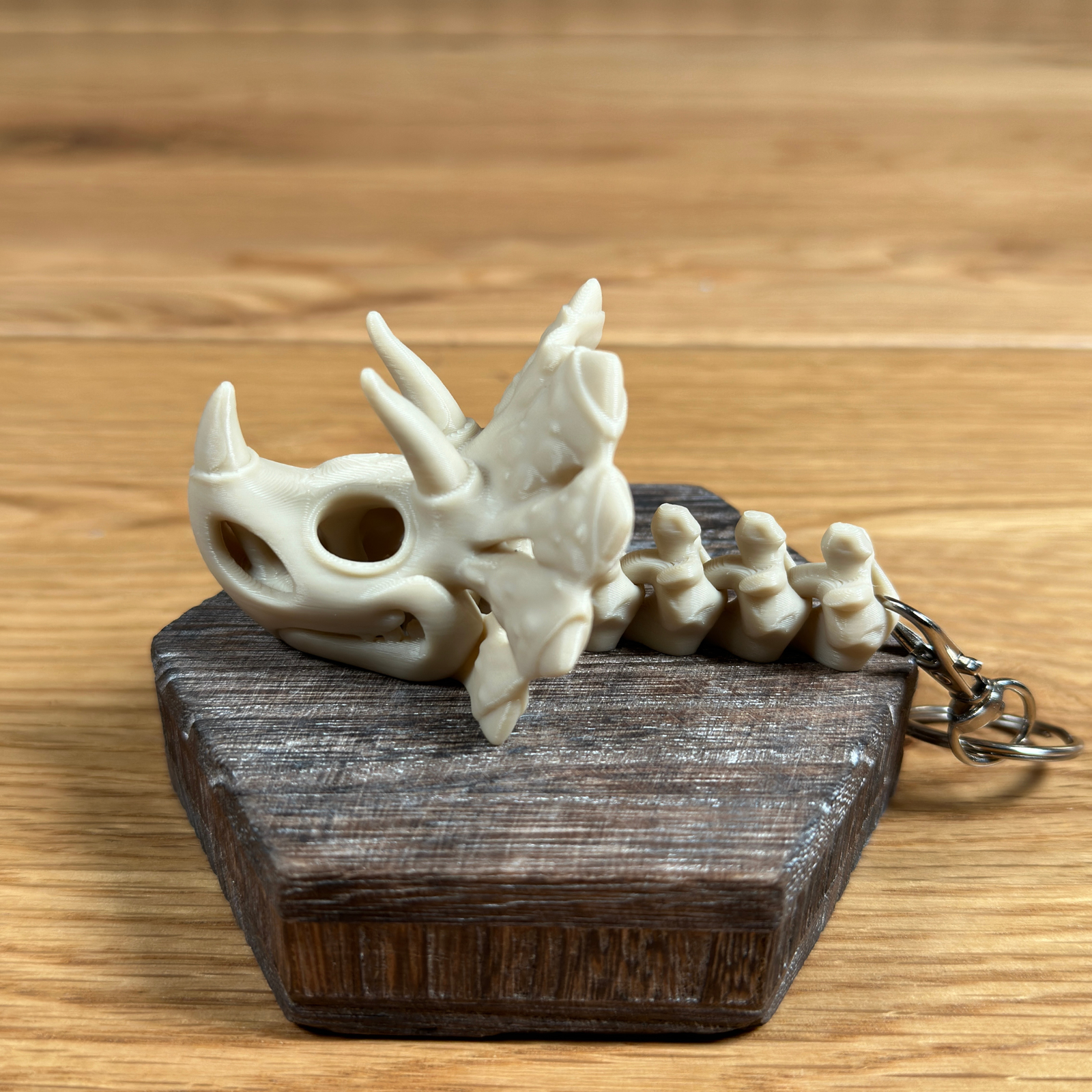 3D Triceratops-Skelettkopf Schlüsselanhänger – Tolles Design in Beige - Alinova