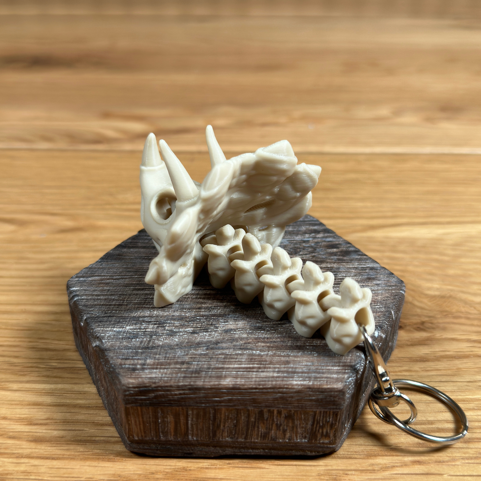 3D Triceratops-Skelettkopf Schlüsselanhänger – Tolles Design in Beige - Alinova