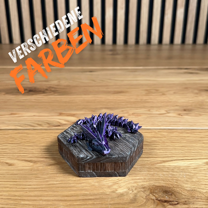 Geöffnetes Mystery Ei mit Kristalldrache, schimmernden Farben und flexiblen Gelenken.